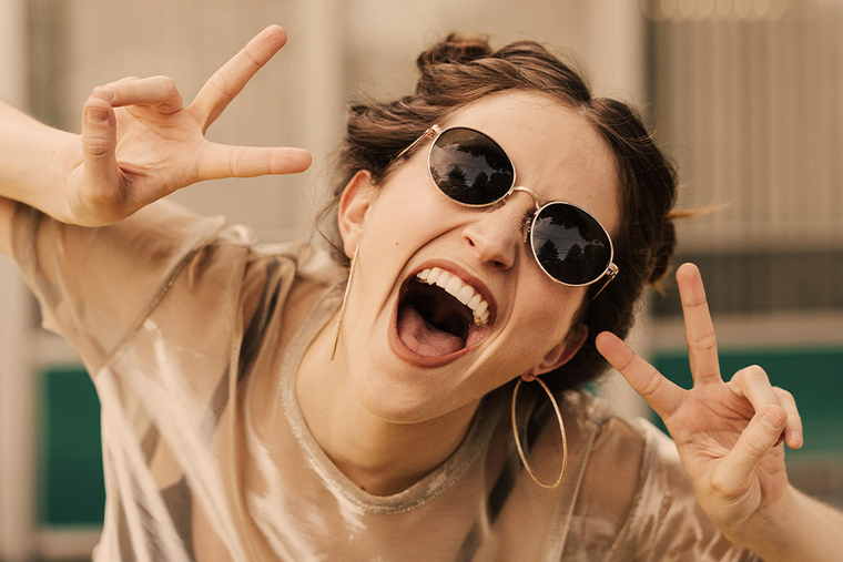 Frau mit Sonnenbrille lächelt 