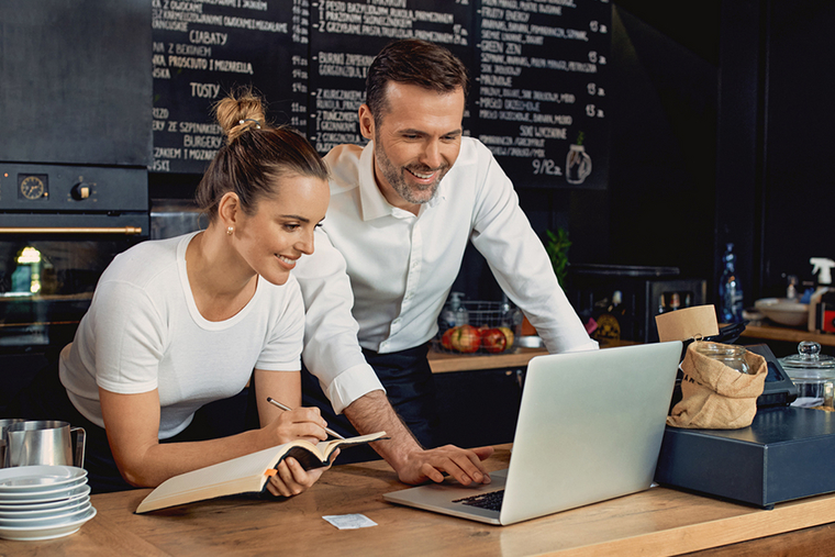 Ein Mann und eine Frau schauen in den Laptop 